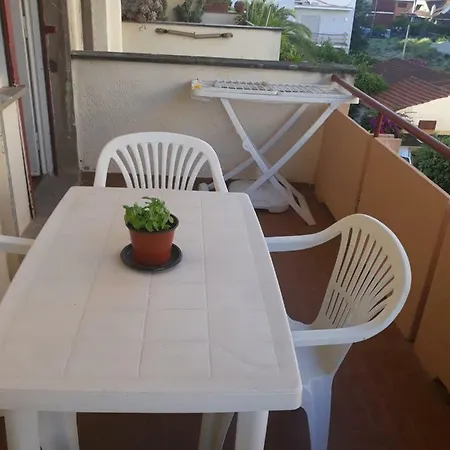 Flora House * تيراتشينا